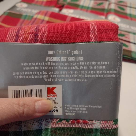 Trim a Home table cloth and napkins - Picture 3 of 6